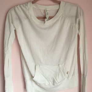 Lululemon White Long Sleeve w/ thumb holes! Size 6